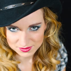 Model und Visa: Carina