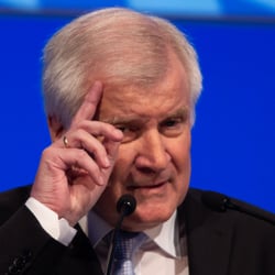 Horst Seehofer wischt sich den Schweiß von der Stirn