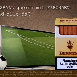 Erfundenes Zigarettenpäckchen und erfundenes Plakat