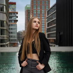 Urban Portrait im Medienhafen Düsseldorf. Ganzkörper-Aufnahme mit architektonischem Hintergrund, natürliches Umgebungslicht.