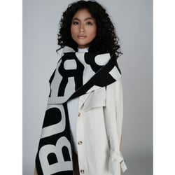 Burberry-GeznoMagazine-Carolin-Claßen-Lea-Alexander-Böhme