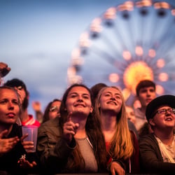 Publikum während einem Konzert vor der Bühne.