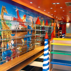 Toy Shop Fassadenentwurf im Airport Athen – dem Olympiamaskottchen von 2004 nachempfunden