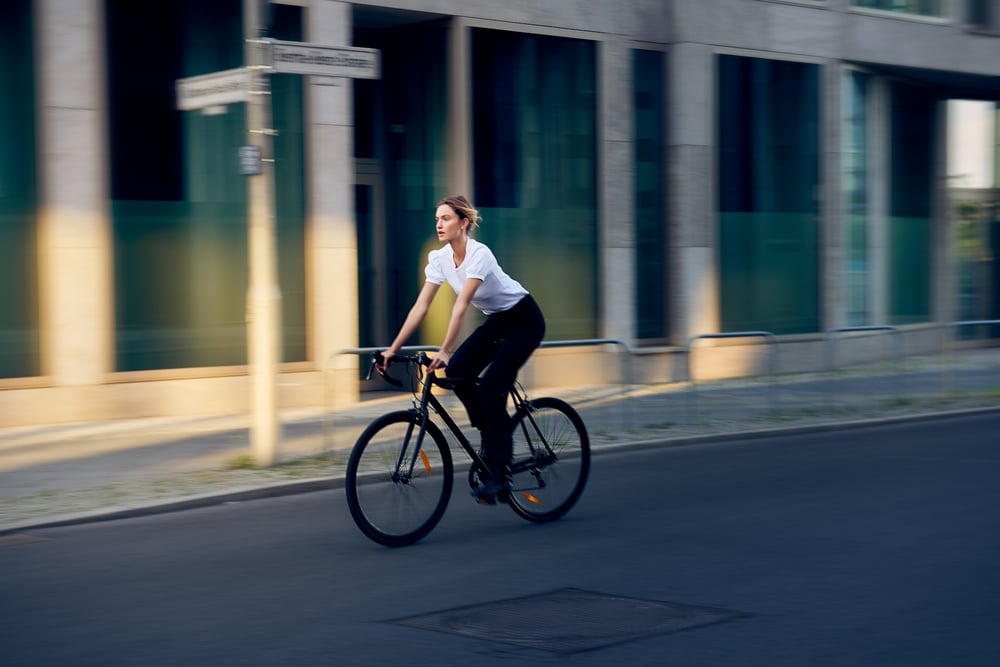 junge-Frau-mit-Fahrrad-in-Berlin-Arthur-Pohlit-10