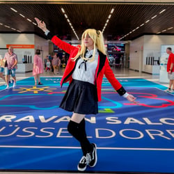 Aufnahme einer Cosplayerin während einer Veranstaltung. Beispiel für lebendige Portraits und Eventreportagen – zeigt die kreati