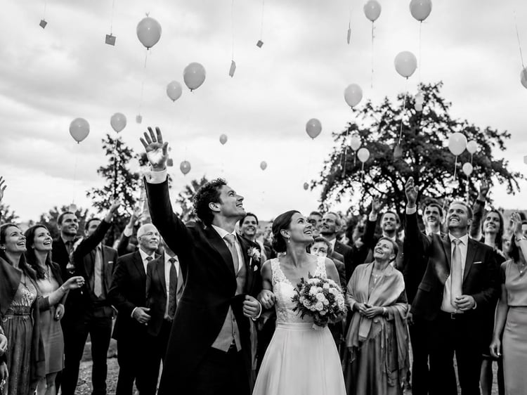 Luftballons mit Glückwünschen für das Brautpaar fliegen lassen