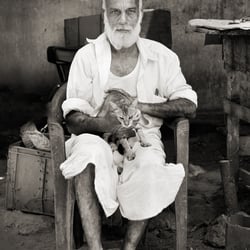 Mann mit Katze
