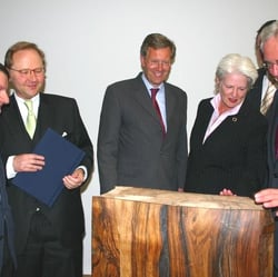 Übergabe Buchskulptur aus Nussholz an die Universitätsbibliothek Osnabrück