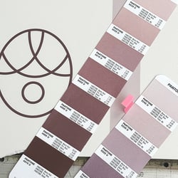 Farben testen beim Produzenten der Beschilderung – Corporate Design für Arztpraxis am Gemeindepark