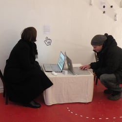 Besucher bei der Benutzung der Soundmixer