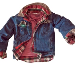modisches Photo-Arrangement Jeansjacke mit Hemd freigestellt