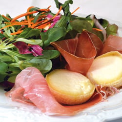Insalata Ligurese mit Ziegenkäse und Prosciutto Rustico