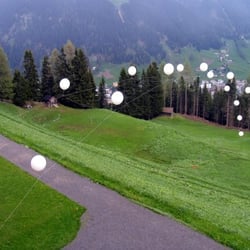 Ballonkette in den Gergen