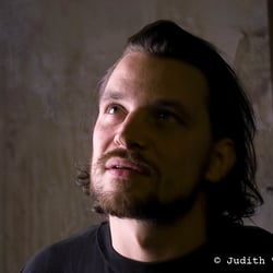 Sascha Alexander Gersak auf der Bühne © Judith von Ortenberg