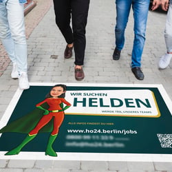 Fußbodenaufkleber zur Mitarbeitersuche