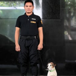 Sicherheitsmann mit Hund, Manila
