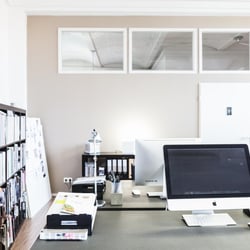 arbeitsplatz detail richtung tuer zweiter raum