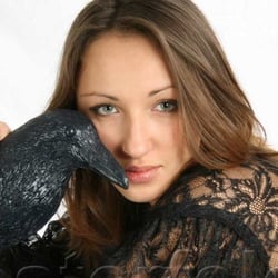 Eine schöne junge Frau und ein Plastiktier..