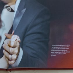 Doppelseitiges Bild mit statistischen Fakten