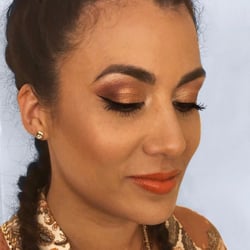 Haare und Make-up an der schönen Bloggerin Fara 