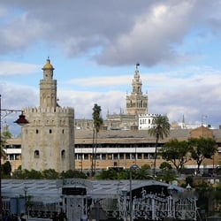 Torre Dòro und Turm der Kathedrale von Sevilla