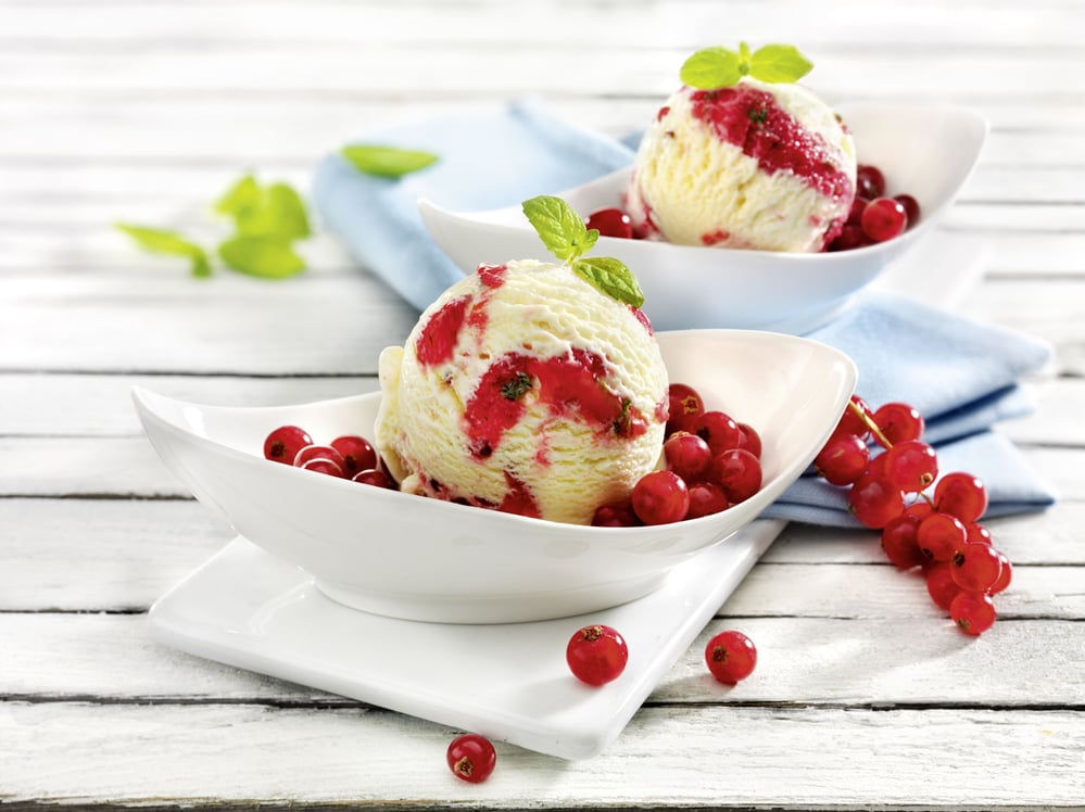 Eisstrudel mit Johannisbeeren