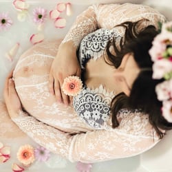 Babybauch Milchbadshooting
