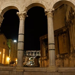Altstadt von Split bei Nacht
