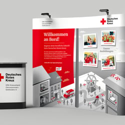 Illustrative Gestaltung Messewand DRK Kreisverband Ostvorpommern Greifswald