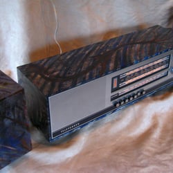 Das Radio, zusammen mit den Lautsprechern