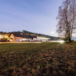Die Halle in der Abenddämmerung