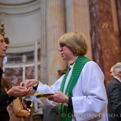 Die zukünftige Erzbischöfin von Canterbury, Sarah Mullally, predigte am 2. November 2025 im Berliner Dom.