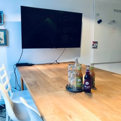 Meetingraum mit Präsentationstechnik