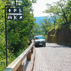 Leitsystem des Weltkulturerbes Wartburg in Thüringen – Beispiel für eines von vielen Wegeschildern am Berg