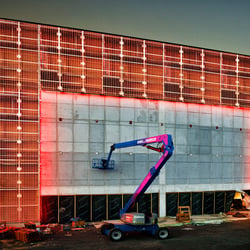 Industriefotografie  –  Glaspanelfassade-Lichtinstallation