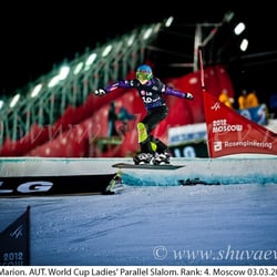 Springen Sie auf dem Snowboard Abstammung.