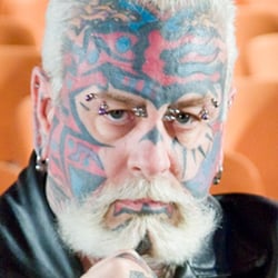 Für den Spiegel. The Scary Guy, Performance Künstler und Motivationstrainer aus den USA