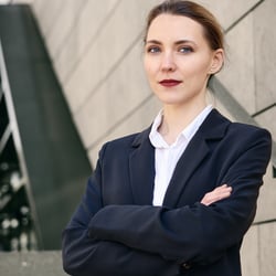 Businessportrait vor moderner Architektur