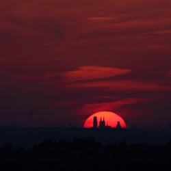 Der Kölner Dom vor der untergehenden Sonne