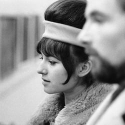 Jugendliche in einer Kunstgalerie in Schwabing, 1960er