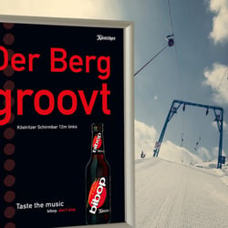 Plakate am Lift einer Skipiste für Köstritzer bibop
