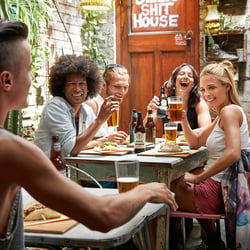 Lidl – Bier-Kampagne, Freunde am Tisch