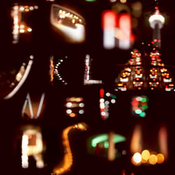 Eigens kreierte Typografie aus Straßenlichtern