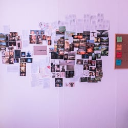 Unter anderem bedeckte Kris’ Ideenwand eine Seite des Raumes. Dort sammelt der fiktive Autor alles zu seinem entstehenden Roman