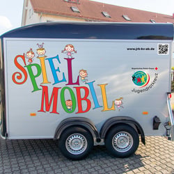 Anhänger „Spielmobil“ des JRK Aschaffenburg – Ansicht von Rechts (2022)