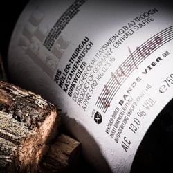 Bande Vier „Mueller“ – Wein Packaging Design & Branding von Yummy Stories