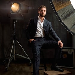 Ganzkörperporträt Mann im Anzug im Studio