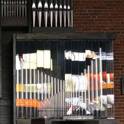 Im Orgelprospekt spiegelt sich das Fritz-Lauten-Fenster